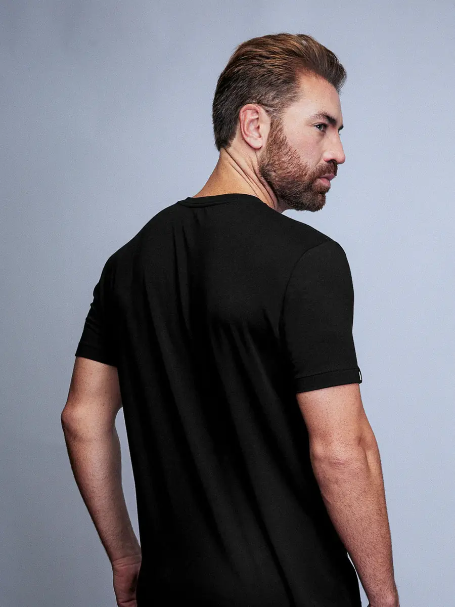 Camiseta Basic preta em modelo, costas
