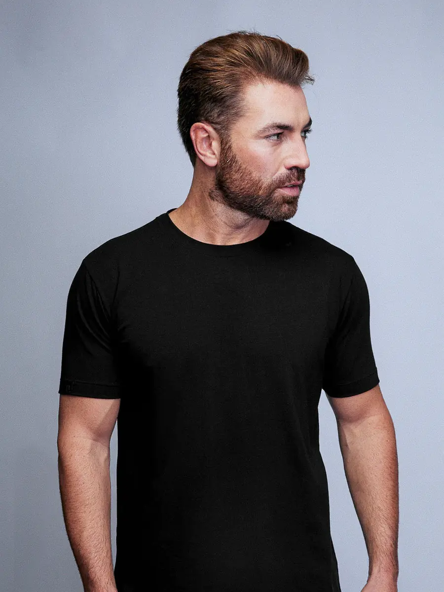 Camiseta Basic preta em modelo, frente