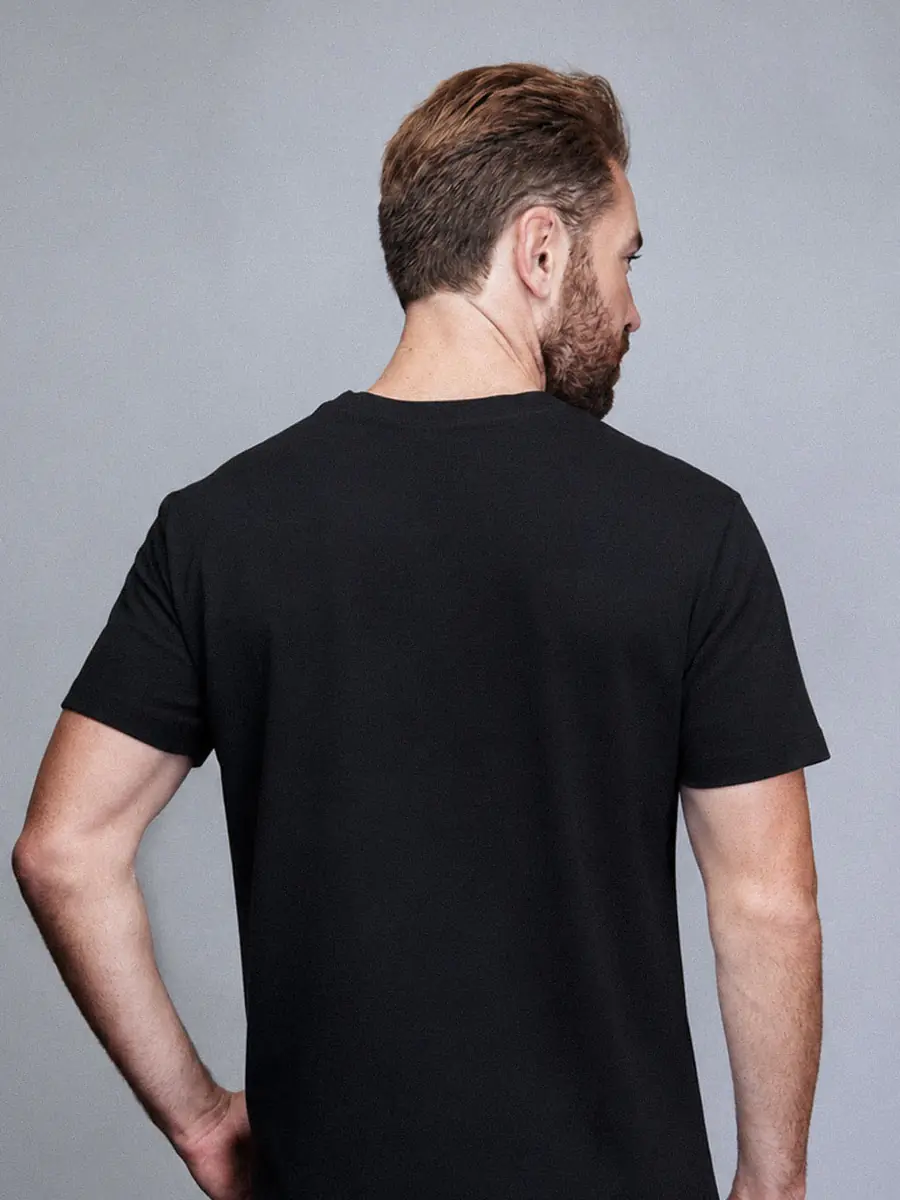 Camiseta Piquet preta em modelo, costas