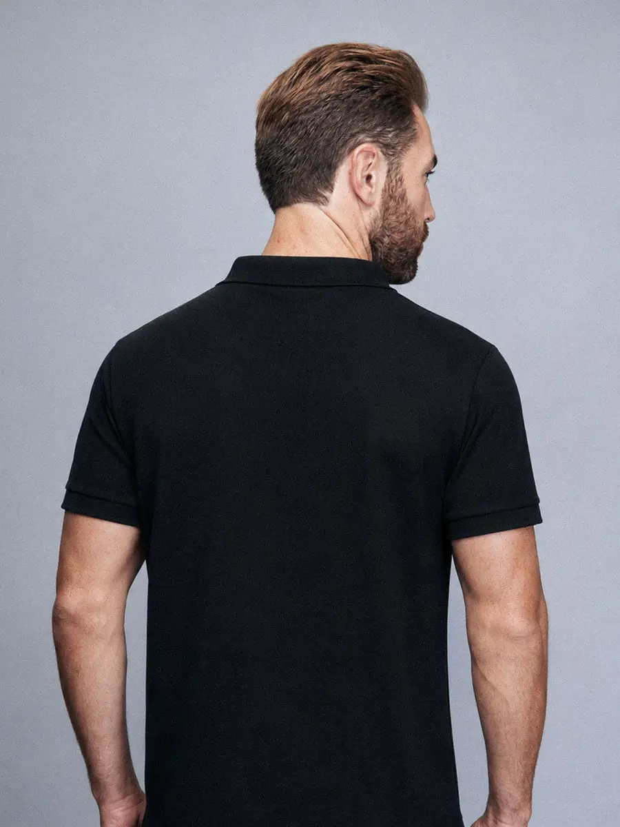 Camisa Polo Piquet Gola Italiana preta em modelo, costas