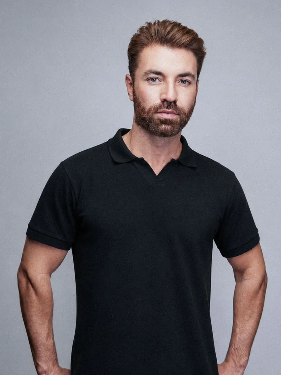 Camisa Polo Piquet Gola Italiana preta em modelo, frente