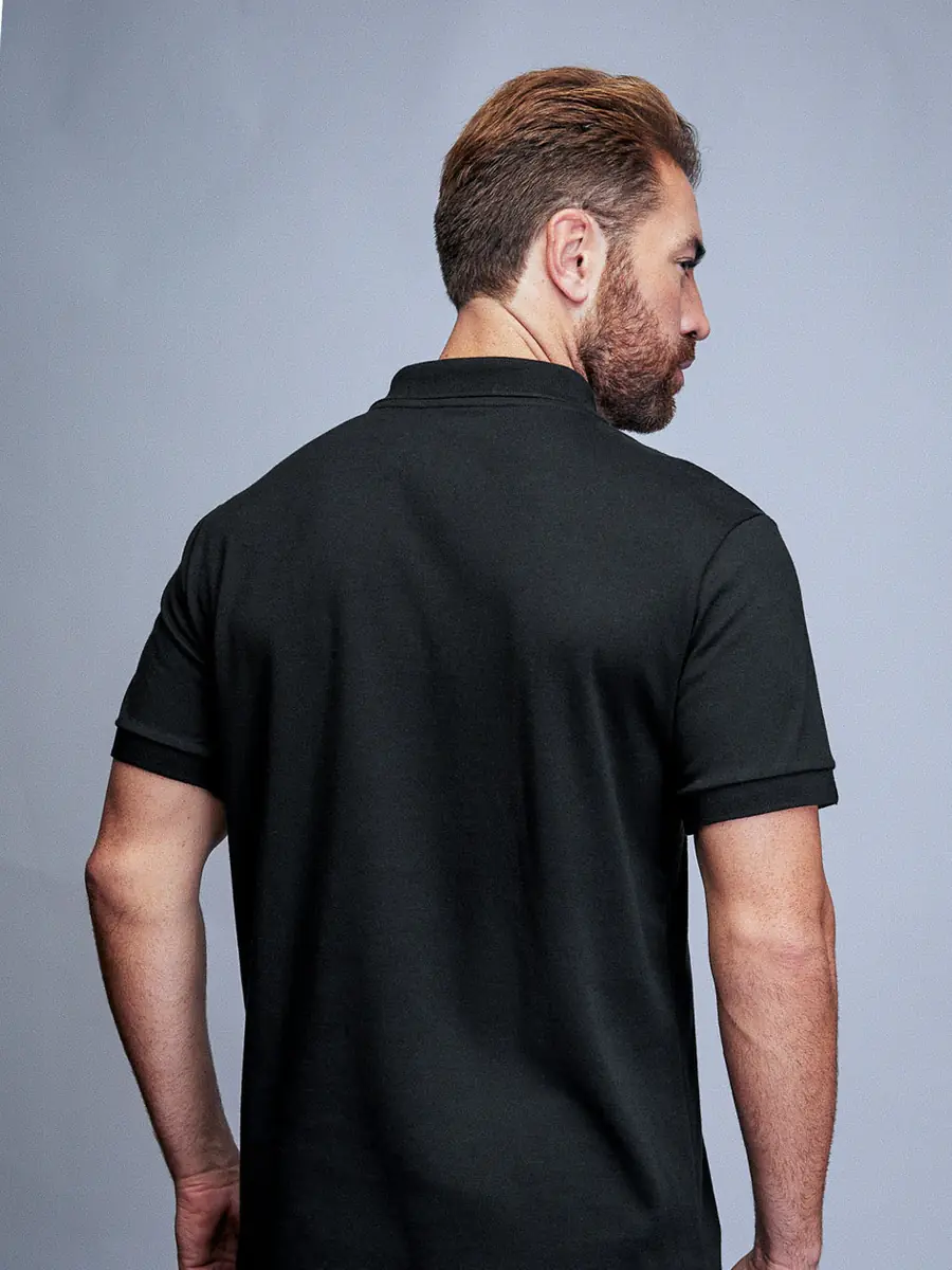 Camisa Polo Suedine preta em modelo, costas