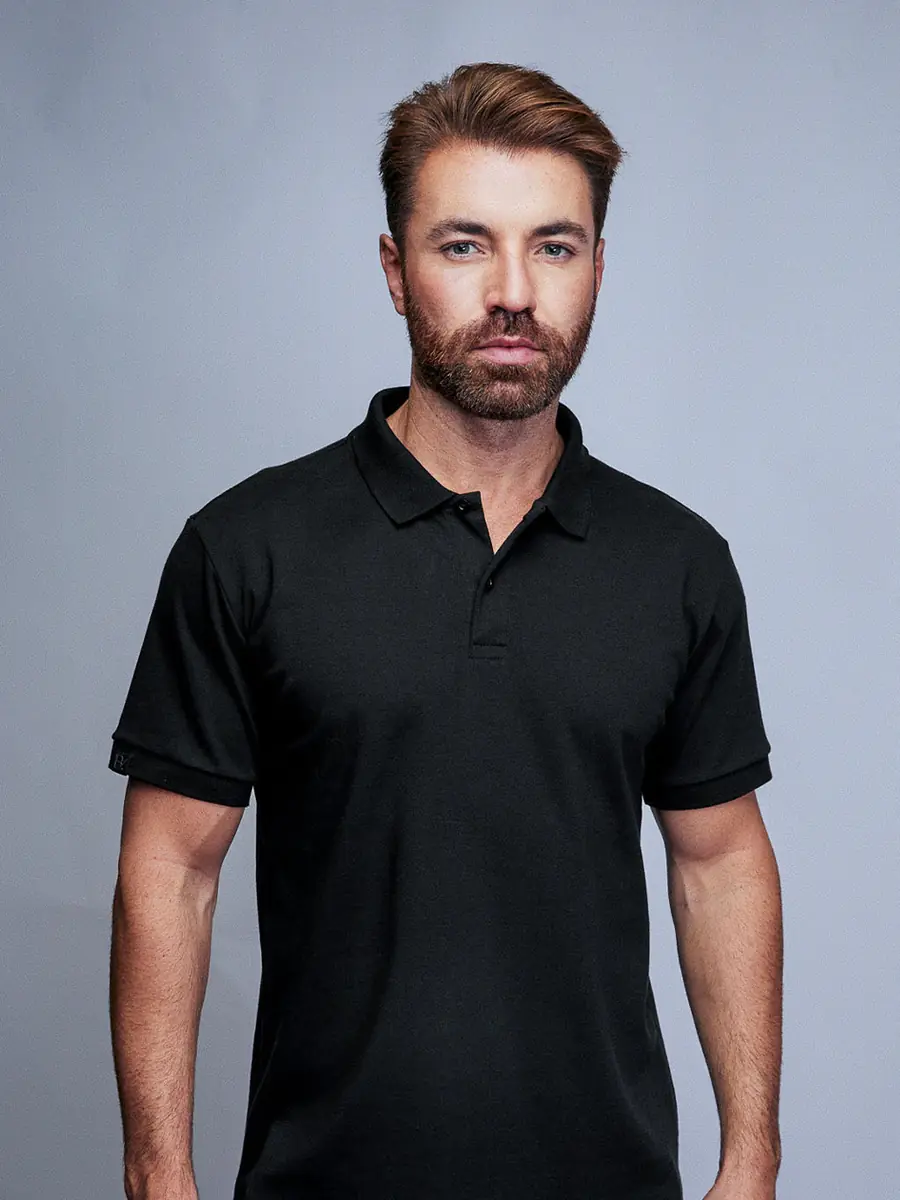 Camisa Polo Suedine preta em modelo, frente