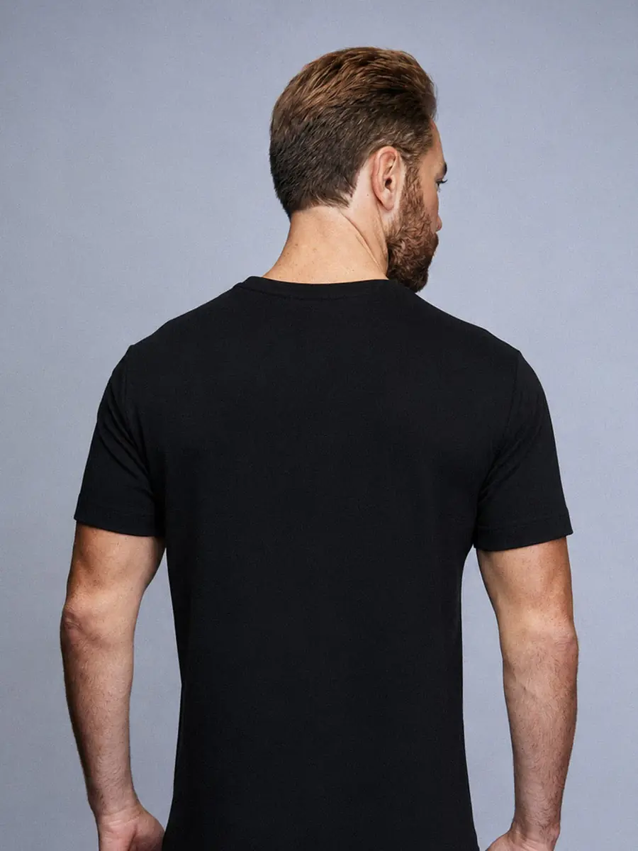 Camiseta Suedine preta em modelo, costas
