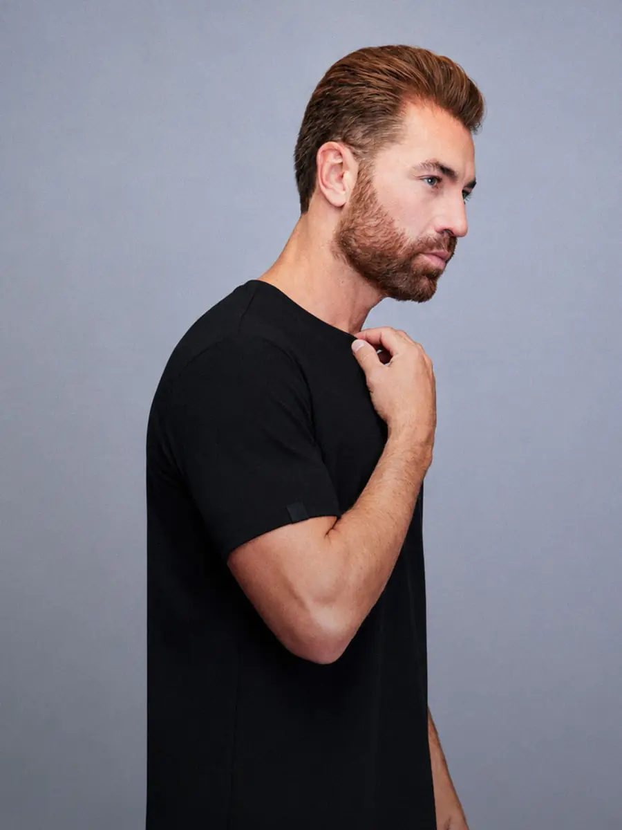 Camiseta Suedine preta em modelo, frente