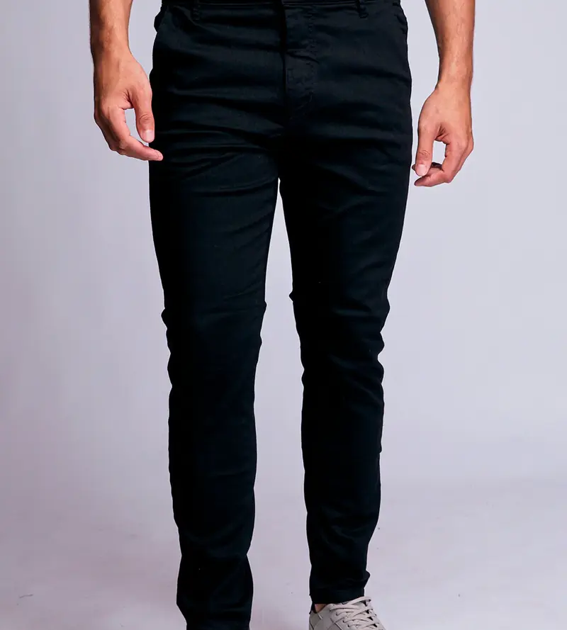 Calça preta em modelo, fundo cinza