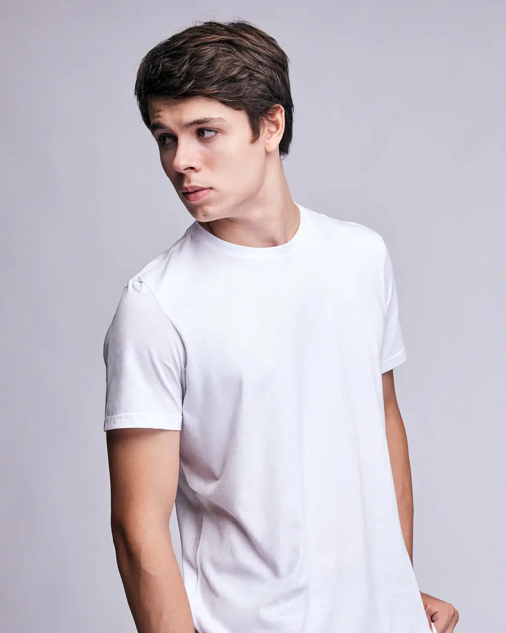 Camiseta branca em modelo, fundo cinza