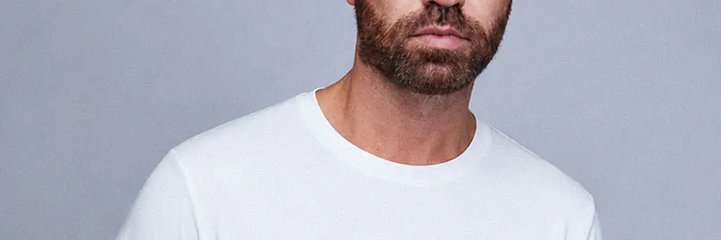 Camiseta off-white em modelo, fundo cinza