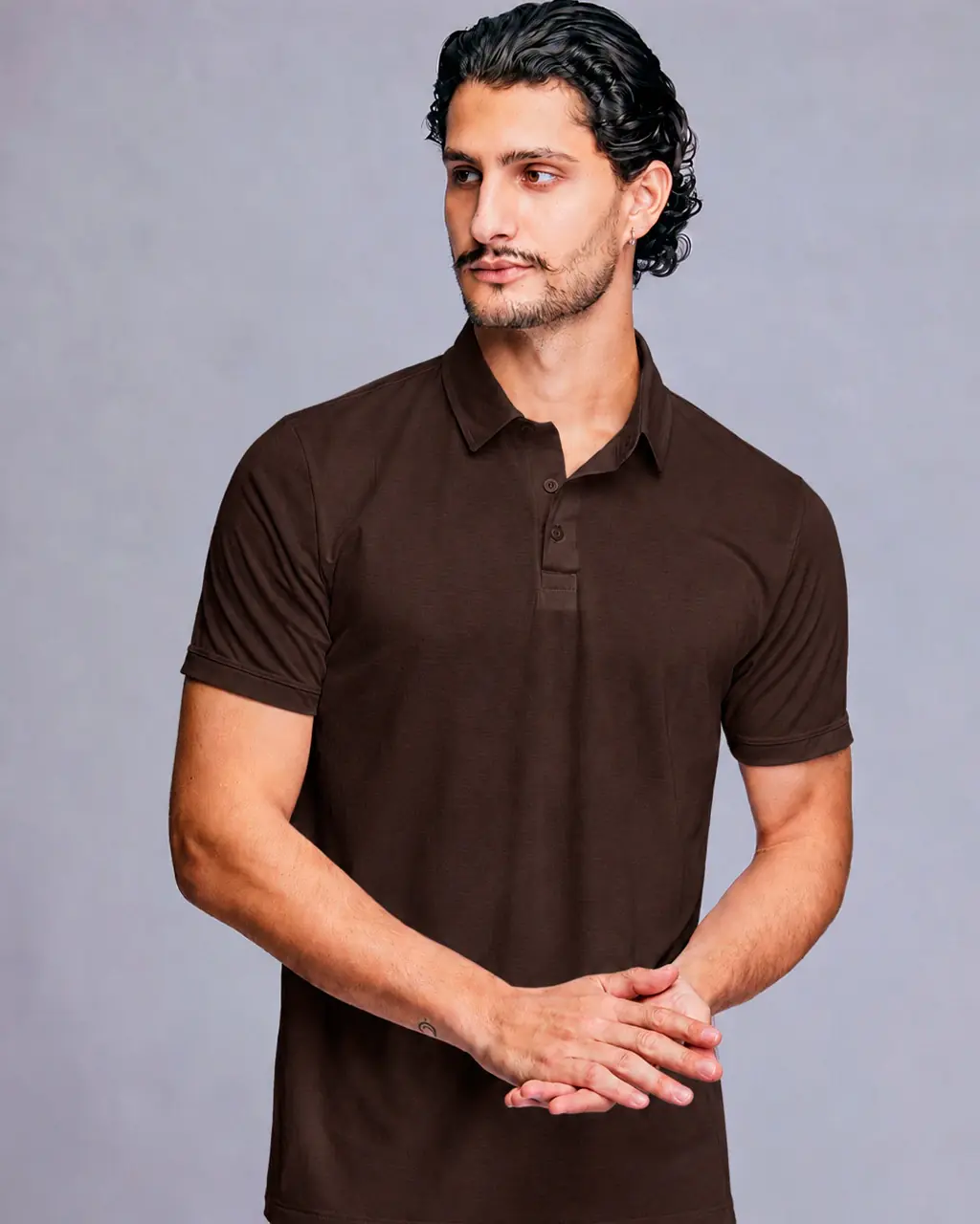 Homem vestindo PoloTech marrom, frente, fundo cinza