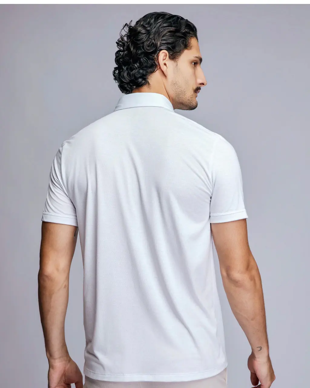 Homem vestindo PoloTech branca, vista de costas